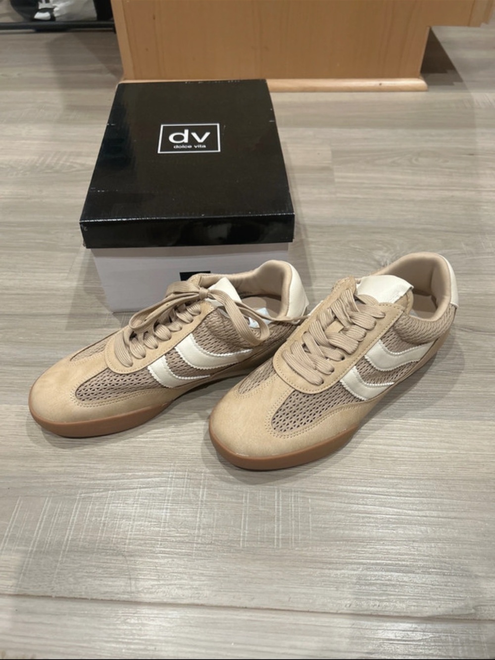 DV by Dolce Vita Men’s Beige & White Retro Sneaker